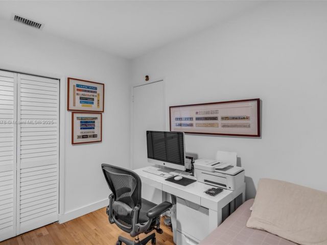 Продажа дома по адресу 3865 Poinciana Ave - фото 6202267