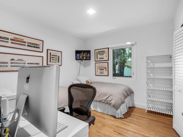 Продажа дома по адресу 3865 Poinciana Ave - фото 6202268