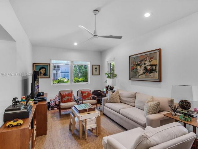 Продажа дома по адресу 3865 Poinciana Ave - фото 6202269