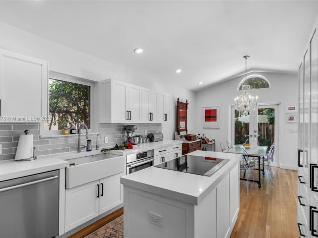 Продажа дома по адресу 3865 Poinciana Ave - фото 6202270