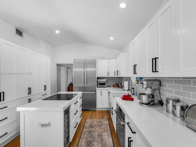 Продажа дома по адресу 3865 Poinciana Ave - фото 6202271