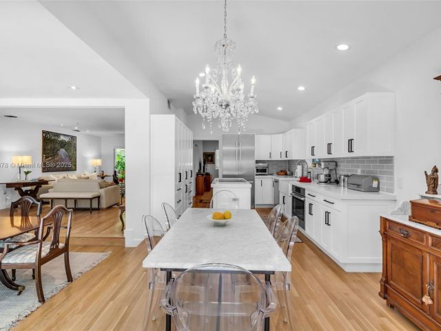 Продажа дома по адресу 3865 Poinciana Ave - фото 6202272