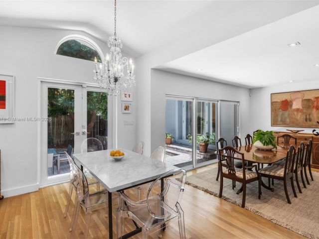 Продажа дома по адресу 3865 Poinciana Ave - фото 6202273