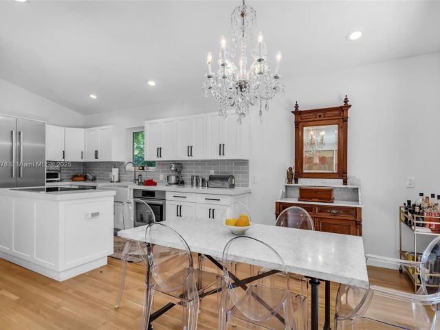 Продажа дома по адресу 3865 Poinciana Ave - фото 6202274