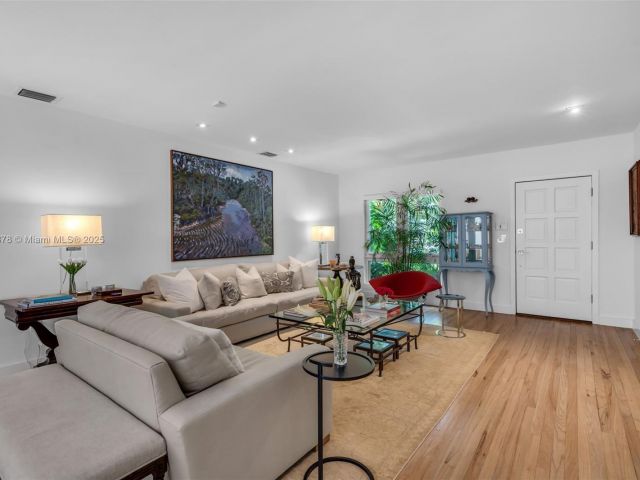 Продажа дома по адресу 3865 Poinciana Ave - фото 6202278