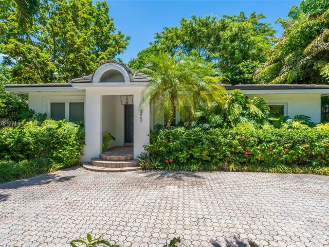 Продажа дома по адресу 3865 Poinciana Ave - фото 6202280