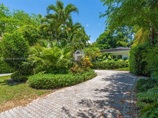 Продажа дома по адресу 3865 Poinciana Ave - фото 6202281