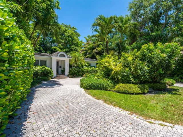 Продажа дома по адресу 3865 Poinciana Ave - фото 6202282