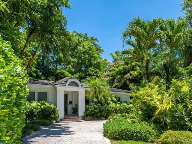 Продажа дома по адресу 3865 Poinciana Ave - фото 6202283