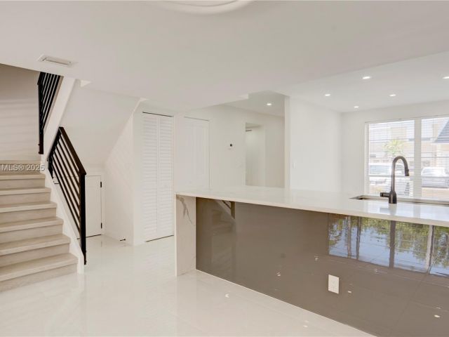 Продажа дома по адресу 933 NE 24th Ave 169 - фото 6201913