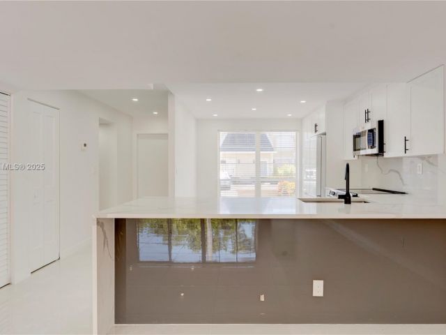 Продажа дома по адресу 933 NE 24th Ave 169 - фото 6201914