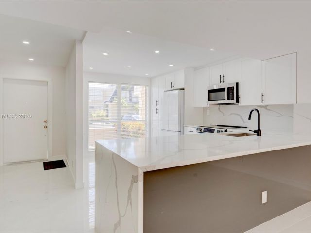 Продажа дома по адресу 933 NE 24th Ave 169 - фото 6201915