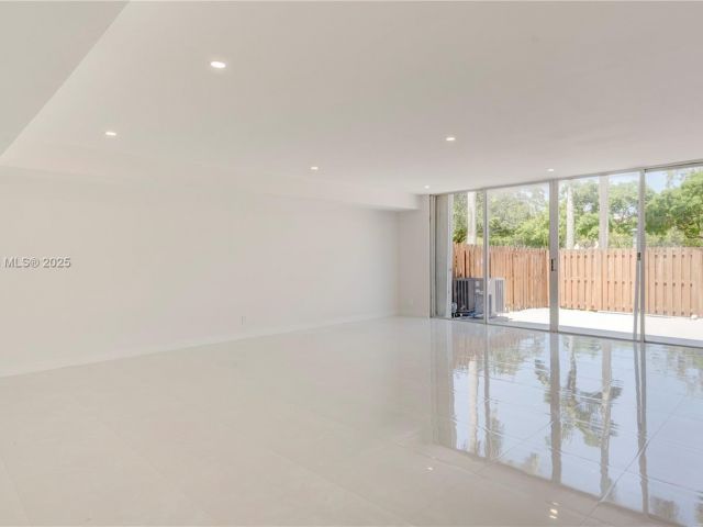 Продажа дома по адресу 933 NE 24th Ave 169 - фото 6201916