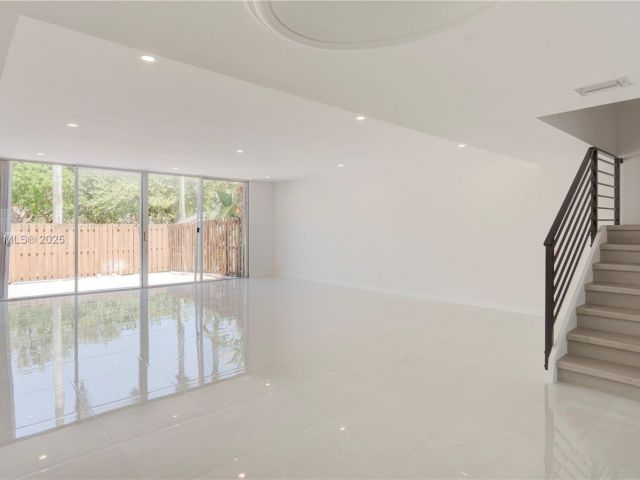 Продажа дома по адресу 933 NE 24th Ave 169 - фото 6201917