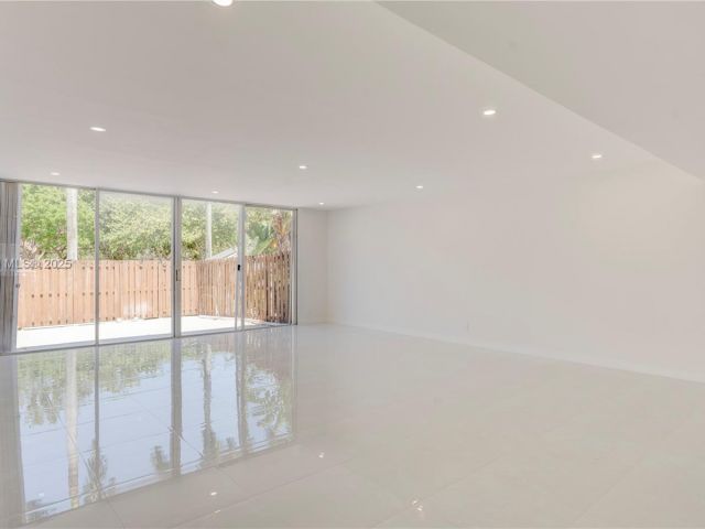 Продажа дома по адресу 933 NE 24th Ave 169 - фото 6201918