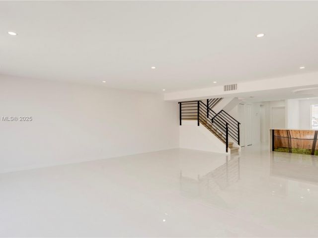 Продажа дома по адресу 933 NE 24th Ave 169 - фото 6201919