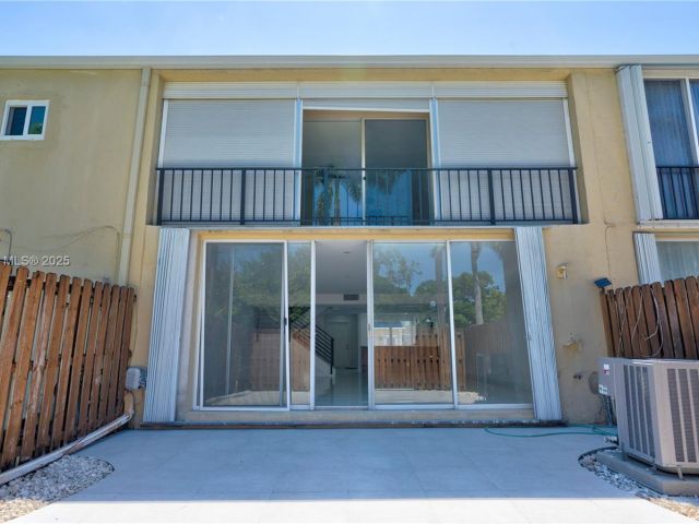 Продажа дома по адресу 933 NE 24th Ave 169 - фото 6201922