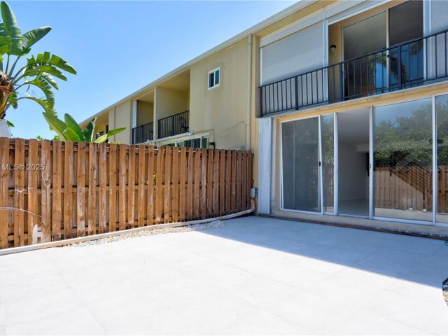 Продажа дома по адресу 933 NE 24th Ave 169 - фото 6201923