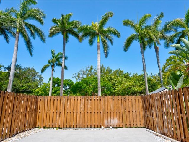 Продажа дома по адресу 933 NE 24th Ave 169 - фото 6201924