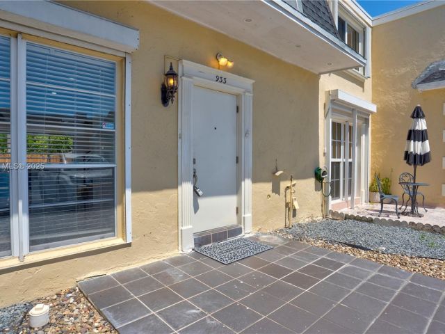 Продажа дома по адресу 933 NE 24th Ave 169 - фото 6201925