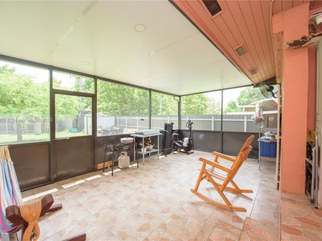 Продажа дома по адресу 916 NW 3rd Ave - фото 6208284