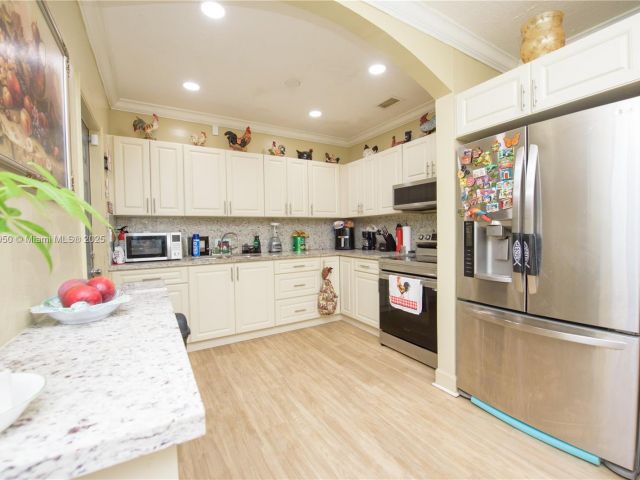 Продажа дома по адресу 916 NW 3rd Ave - фото 6208290