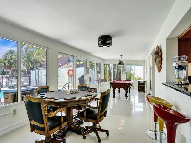 Дом в аренду по адресу 2051 CORAL REEF DR - фото 6202012