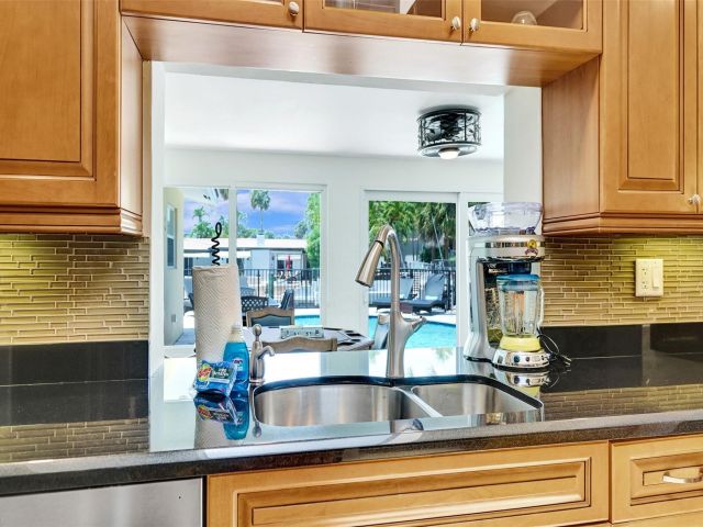 Дом в аренду по адресу 2051 CORAL REEF DR - фото 6202017