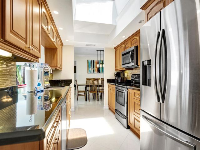 Дом в аренду по адресу 2051 CORAL REEF DR - фото 6202018