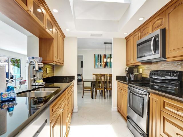 Дом в аренду по адресу 2051 CORAL REEF DR - фото 6202019