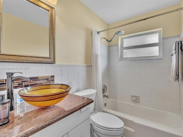 Продажа дома по адресу 2108 NE 24th St - фото 6201875