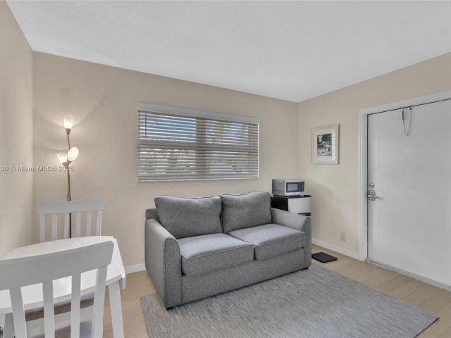 Продажа дома по адресу 2108 NE 24th St - фото 6201876