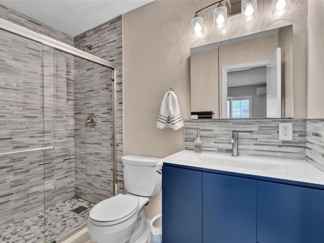 Продажа дома по адресу 2108 NE 24th St - фото 6201877