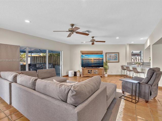 Продажа дома по адресу 2108 NE 24th St - фото 6201883