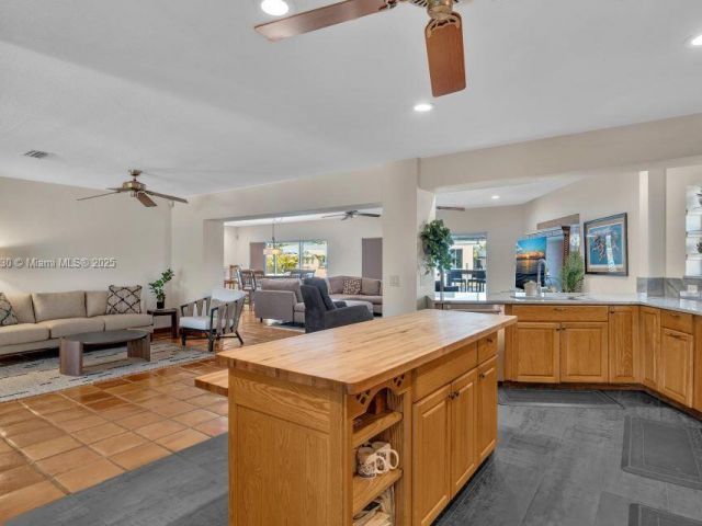 Продажа дома по адресу 2108 NE 24th St - фото 6201886