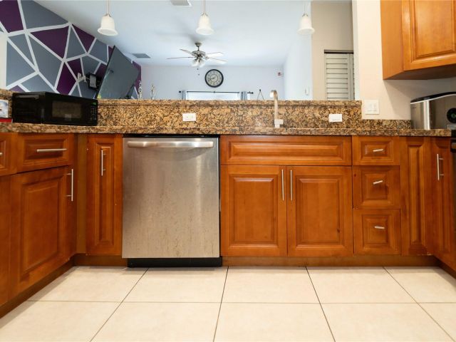 Продажа дома по адресу 2430 NW 13 ST - фото 6202175