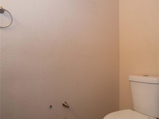 Продажа дома по адресу 2430 NW 13 ST - фото 6202179