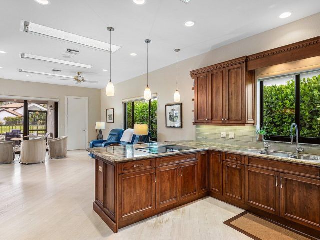 Продажа дома по адресу 17356 Loch Lomond Way - фото 6217069