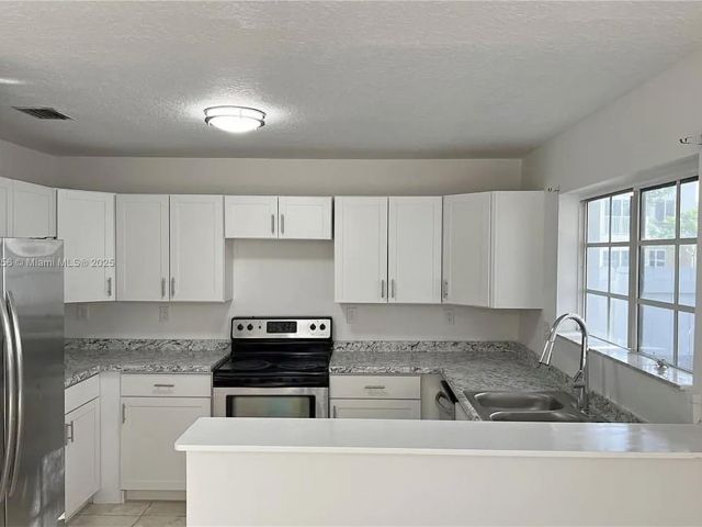 Дом в аренду по адресу 13990 SW 260th St 101 - фото 6212849