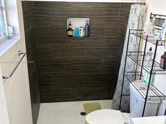 Продажа дома по адресу 1334 NW 83rd St - фото 6202244