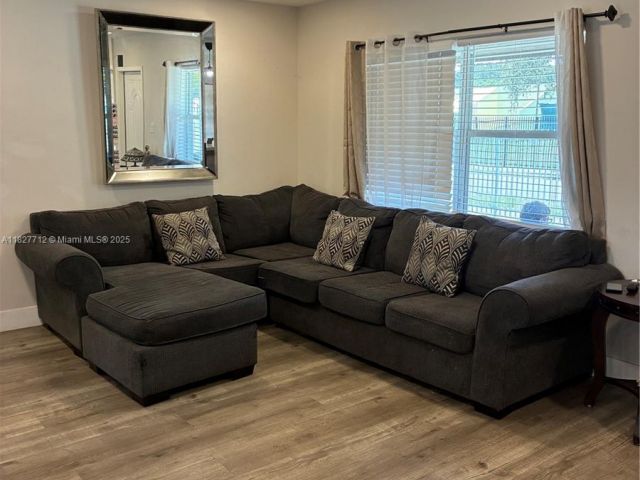 Продажа дома по адресу 1334 NW 83rd St - фото 6202257