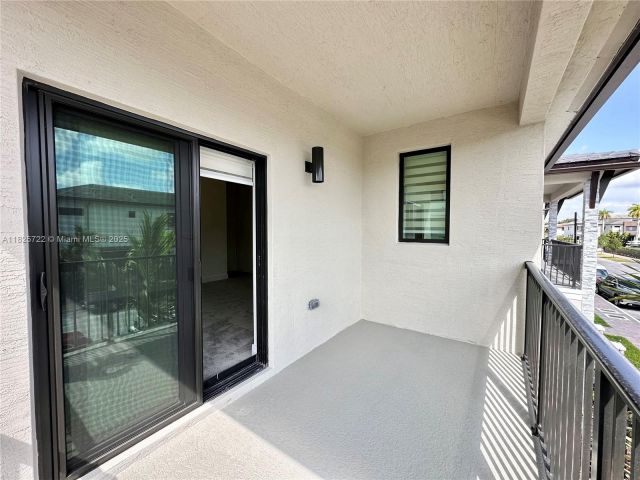 Дом в аренду по адресу 8317 NW 45th St - фото 6202532