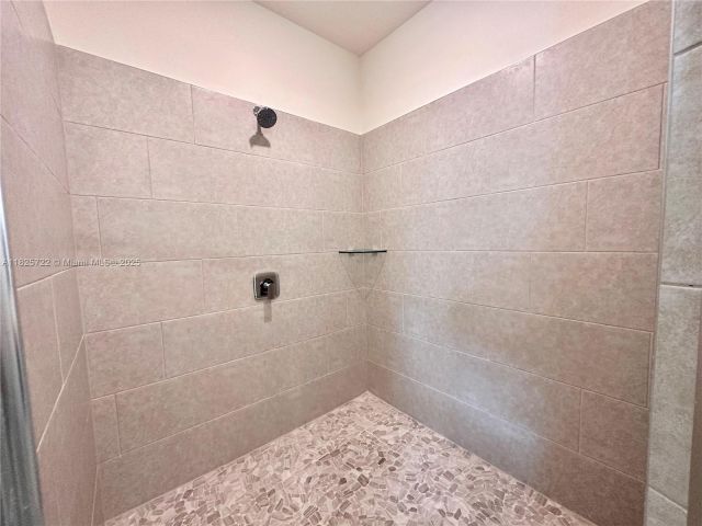 Дом в аренду по адресу 8317 NW 45th St - фото 6202533