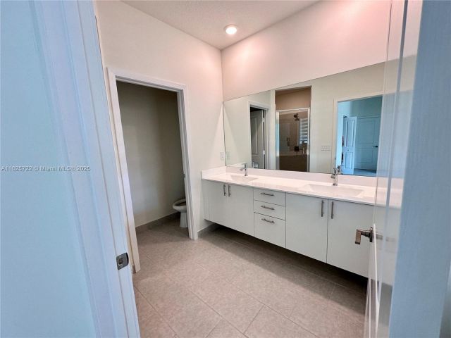 Дом в аренду по адресу 8317 NW 45th St - фото 6202535