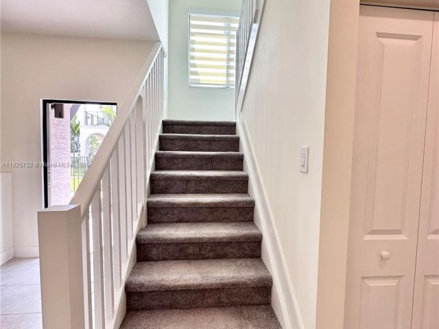 Дом в аренду по адресу 8317 NW 45th St - фото 6202539