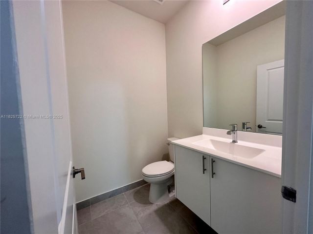 Дом в аренду по адресу 8317 NW 45th St - фото 6202540