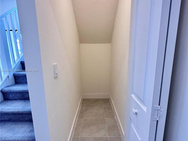 Дом в аренду по адресу 8317 NW 45th St - фото 6202541