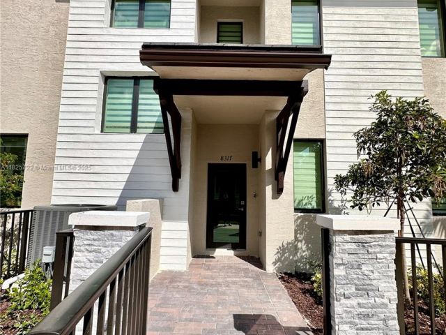 Дом в аренду по адресу 8317 NW 45th St - фото 6202547