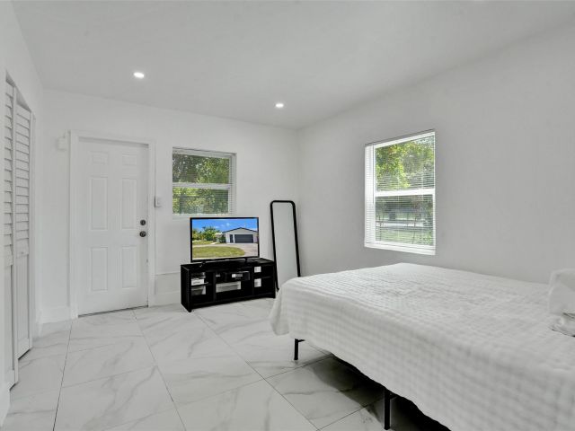 Продажа дома по адресу 623 NW 11 Avenue 1-3 - фото 6203304