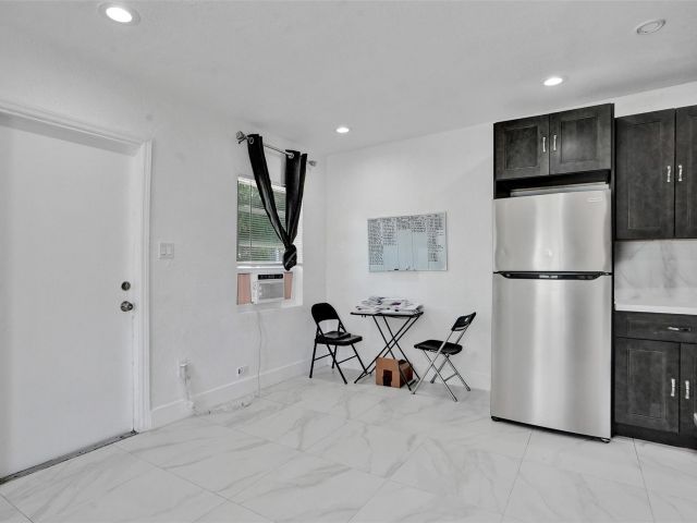 Продажа дома по адресу 623 NW 11 Avenue 1-3 - фото 6203305